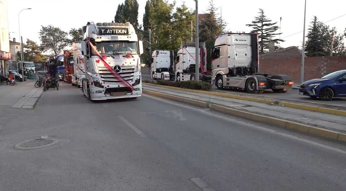 ESKİŞEHİR'DE ŞENER YAMAN, EVLENEN YEĞENİ BARAN SİR'E TIR KONVOYU SÜRPRİZİ YAPTI. TOPLAMDA 7 TIRIN...