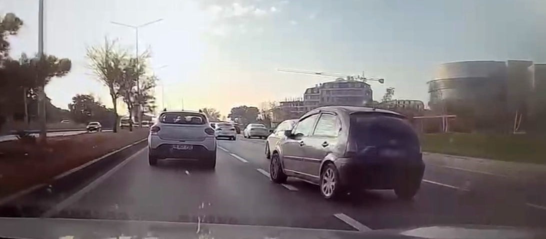 ESKİŞEHİR'DE SİNYAL VERMEDEN MANEVRA YAPAN ARACIN KAZAYA DAVETİYE ÇIKARDIĞI ANLAR ARAÇ KAMERASINA...