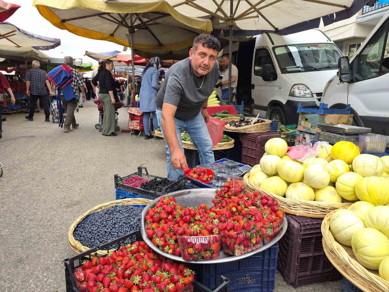 ESKİŞEHİR'DE SONBAHAR BAŞLAMASINA RAĞMEN PAZAR TEZGAHLARINDA KİLOSU 100-200 TL'YE SATIŞA SUNULAN...