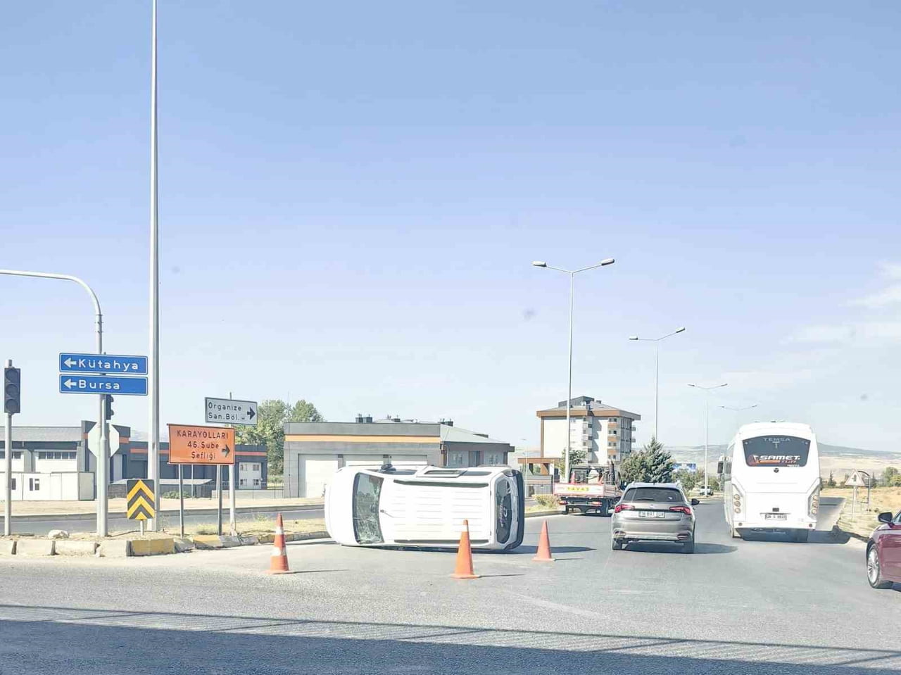 ESKİŞEHİR'DE SUV TİPİ ARAÇ İLE HAFİF TİCARİ ARACIN ÇARPIŞMASI SONUCU MEYDANA GELEN TRAFİK...