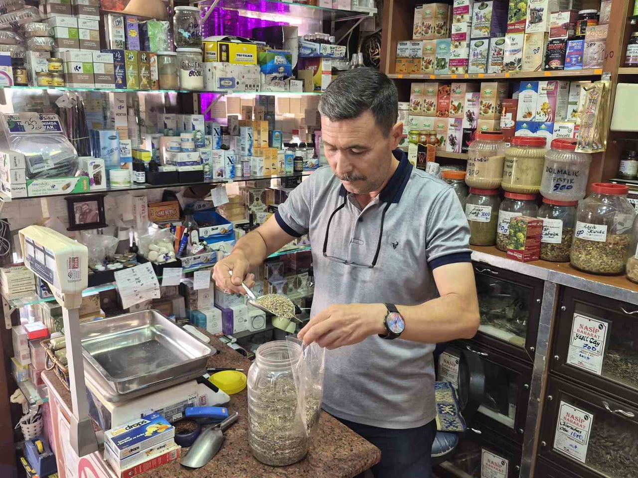 ESKİŞEHİR'DE UZUN YILLARDIR AKTARLIK YAPAN METİN AĞILÖNÜ, MEVSİM GEÇİŞLERİNDE DÜŞEN VÜCUT...