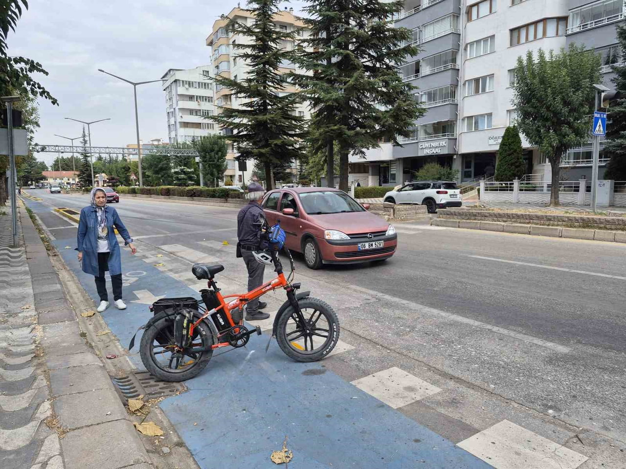 ESKİŞEHİR'DE YAYA GEÇİDİNDEN KARŞIDAN KARŞIYA GEÇMEYE ÇALIŞAN BİSİKLET SÜRÜCÜSÜNE OTOMOBİL ÇARPTI....