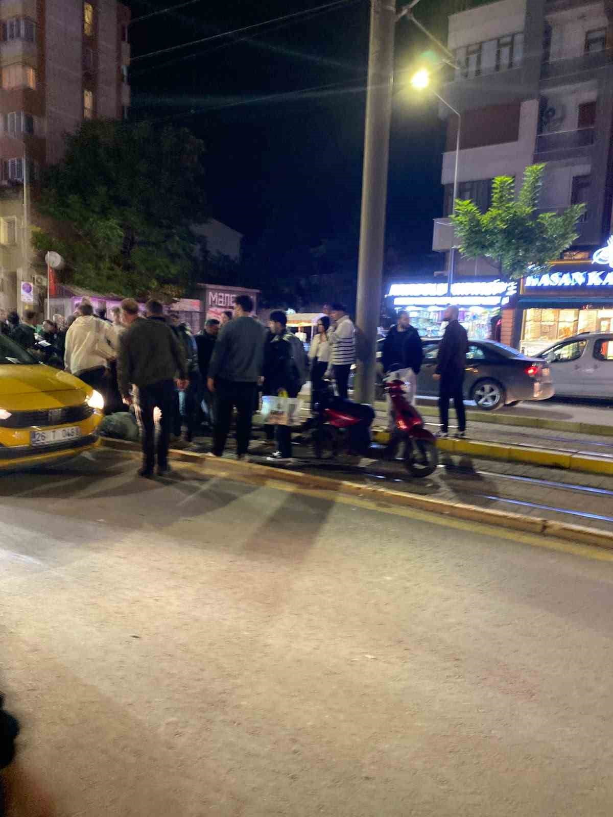 ESKİŞEHİR'DE YOLUN KARŞISINA GEÇMEK İSTEYEN BİR YAYA, MOTOSİKLETİN ÇARPMASI SONUCU AĞIR YARALANDI....