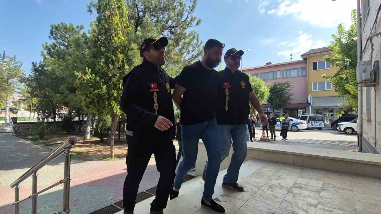 ESKİŞEHİR'İN ÇİFTELER İLÇESİNDE OTO GALERİCİLİK YAPAN 25 YAŞINDAKİ EMRAH YAKAR'IN KESİCİ ALETLE...