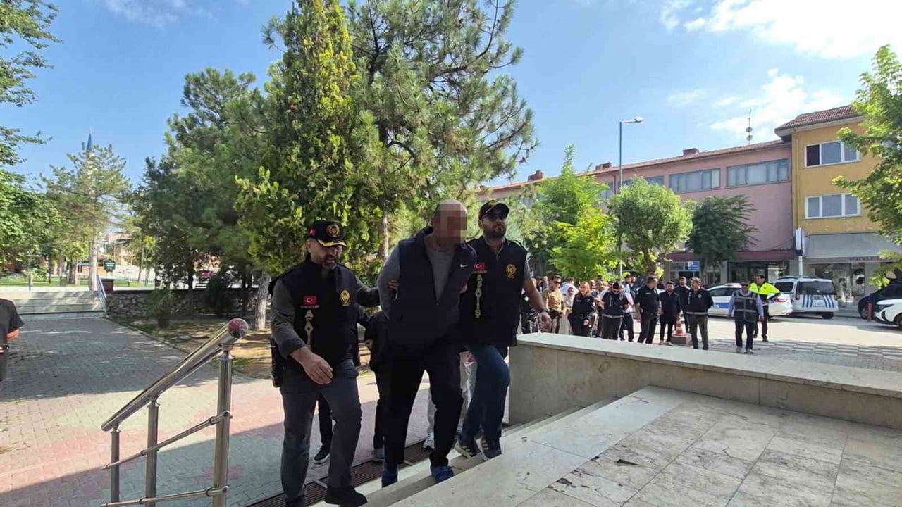 ESKİŞEHİR'İN ÇİFTELER İLÇESİNDE OTO GALERİCİLİK YAPAN EMRAH YAKAR'IN KESİCİ ALETLE YARALANMASI...