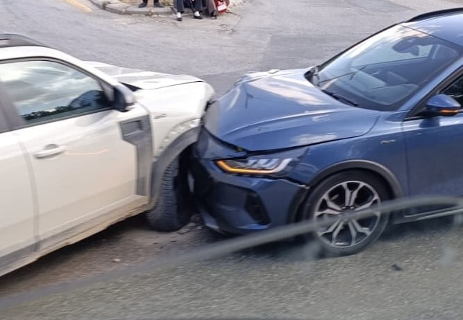 ESKİŞEHİR'İN ODUNPAZARI İLÇESİNDE İKİ OTOMOBİLİN KAVŞAKTA ÇARPIŞMASI SONUCU MEYDANA GELEN TRAFİK...