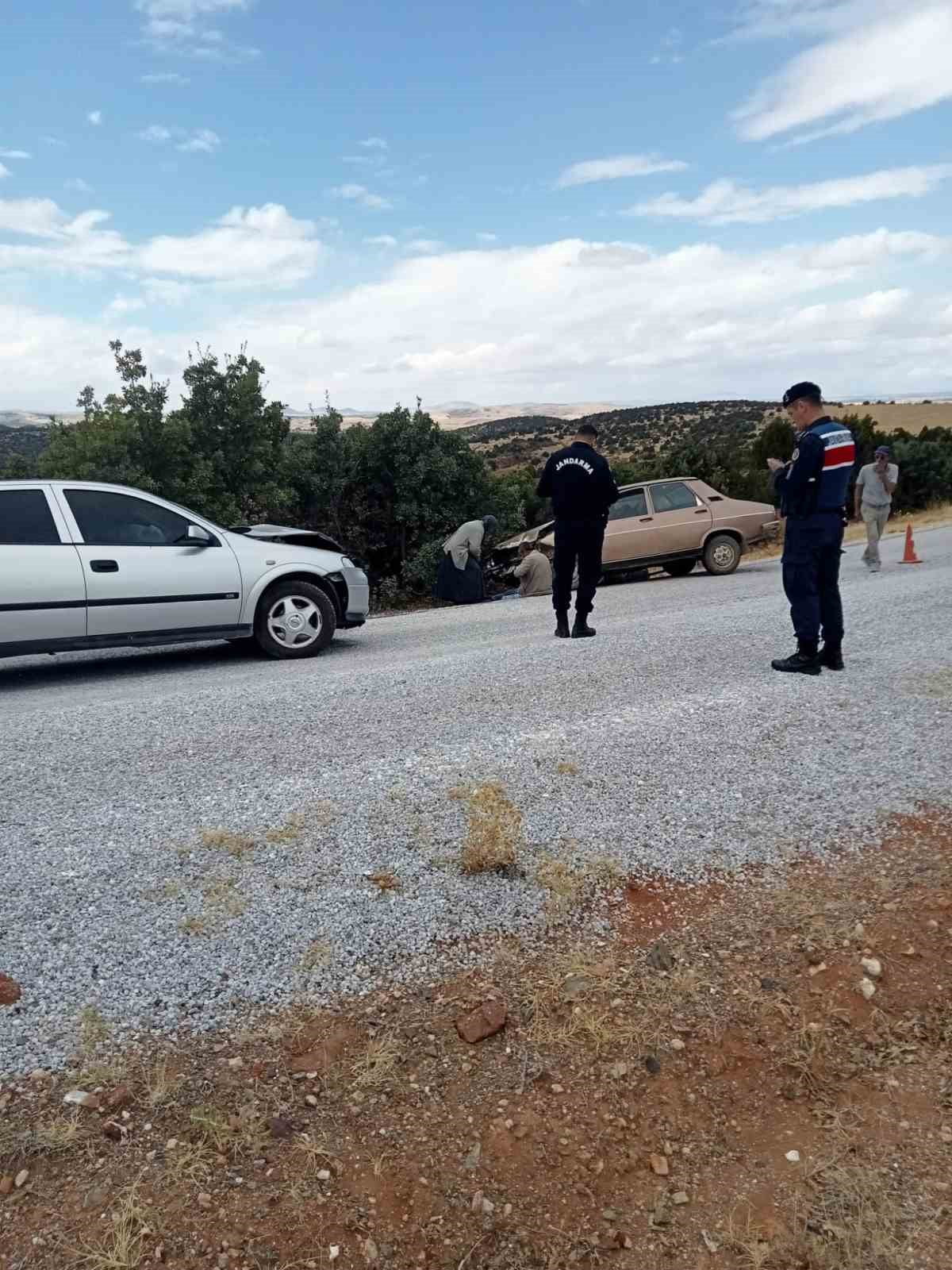 ESKİŞEHİR'İN SİVRİHİSAR İLÇESİNDE İKİ OTOMOBİLİN KAFA KAFAYA ÇARPIŞMASI SONUCU MEYDANA GELEN...