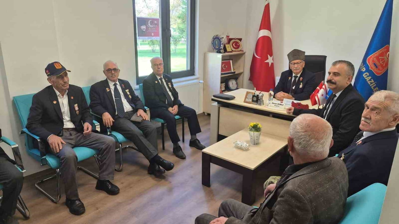 ESKİŞEHİR AİLE VE SOSYAL HİZMETLER İL MÜDÜRÜ ORHAN BAYRAK VE BERABERİNDEKİ ŞEHİT YAKINLARI VE GAZİ...