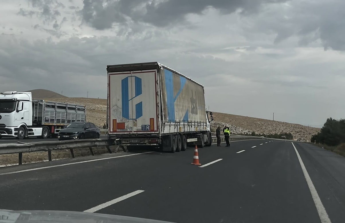 ESKİŞEHİR-ANKARA KARAYOLU SİVRİHİSAR İLÇESİ GEÇİŞİNDE SÜRÜCÜSÜNÜN KONTROLÜNDEN ÇIKAN BİR TIR...