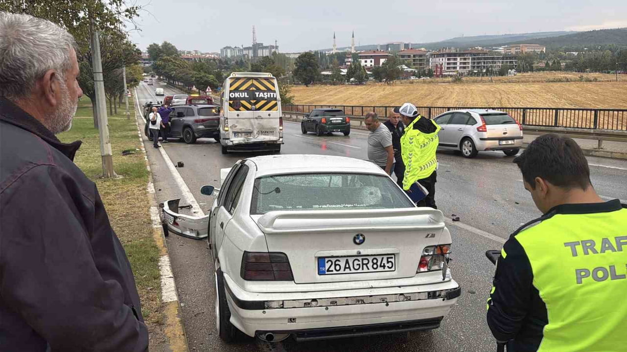 ESKİŞEHİR’DE 7 ARACIN KARIŞTIĞI ZİNCİRLEME TRAFİK KAZASINDA 1 KİŞİ YARALANDI.