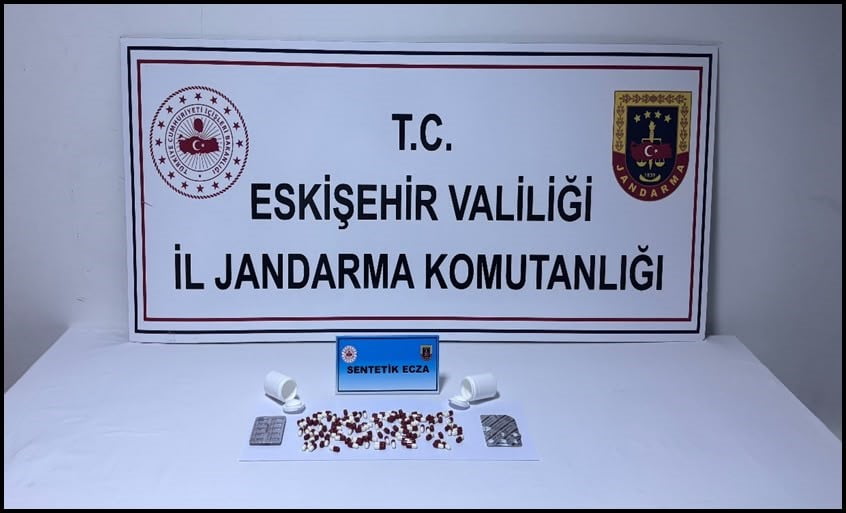 ESKİŞEHİR’DE ALINAN İSTİHBARAT SONRASI JANDARMANIN DURDUĞU YOLCU OTOBÜSÜNDE BULUNAN BİR ŞAHISTAN...