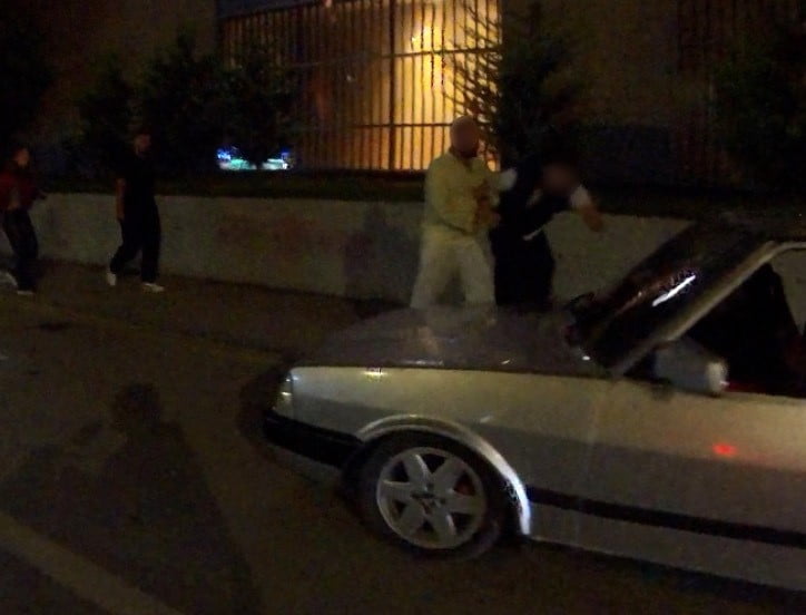ESKİŞEHİR’DE CADDE ÜZERİNDEKİ BİR AVM ÖNÜNDE, PARK HALİNDEKİ TOFAŞ MARKA OTOMOBİLİN İÇİNDEKİ...