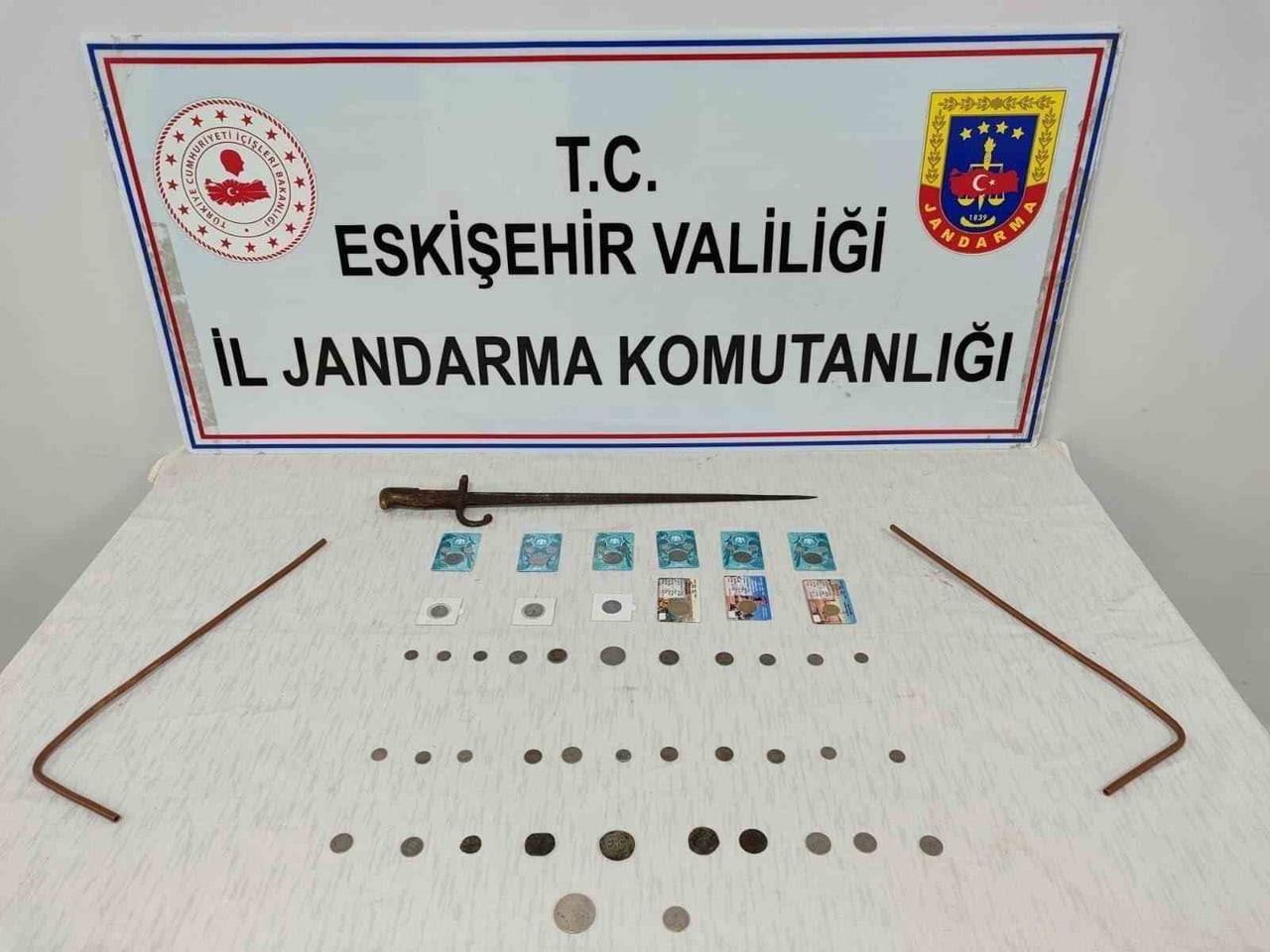 ESKİŞEHİR’DE JANDARMA TARAFINDAN ALINAN İSTİHBARİ ÇALIŞMALR NETİCESİNDE BİR ŞAHISIN EVİNDEN; 46...