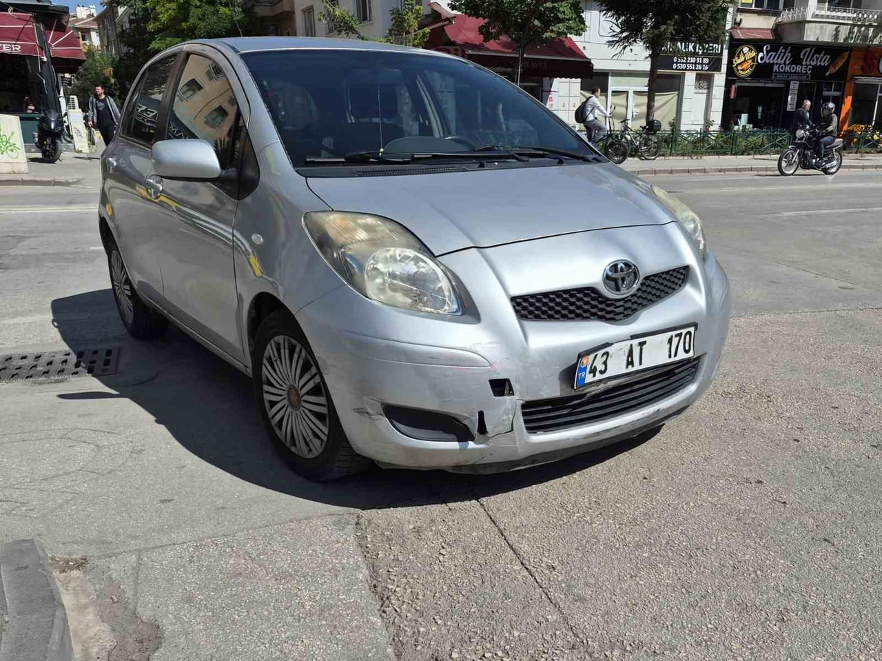 ESKİŞEHİR’DE MEYDANA GELEN TRAFİK KAZASINDA OTOMOBİL İLE ÇARPIŞAN MOTOSİKLETİN SÜRÜCÜSÜ...