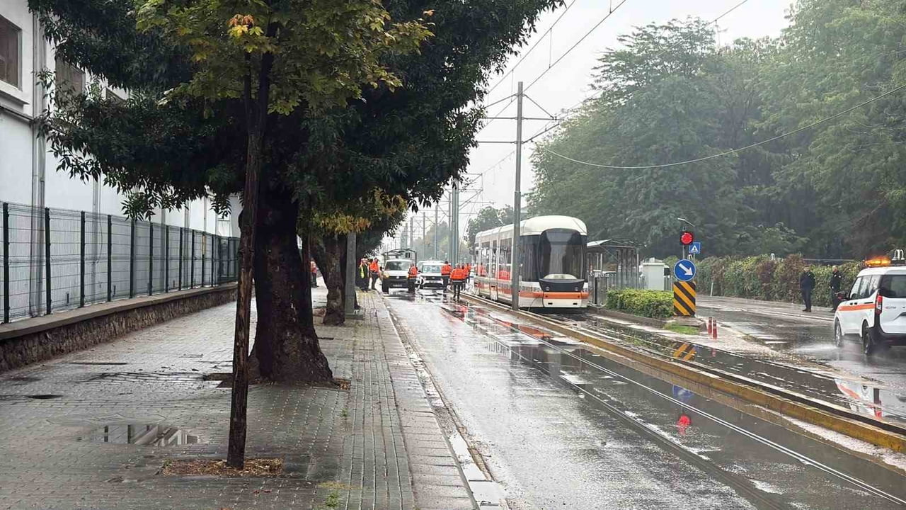 ESKİŞEHİR’DE  SABAH SAATLERİNDE TRAMVAY HATTININ KATENER SİSTEMİNDE MEYDANA GELEN ARIZA NEDENİYLE...