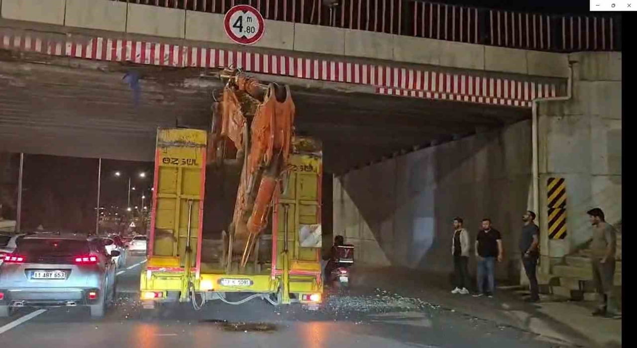 ESKİŞEHİR’DE, SÜRÜCÜNÜN YÜKSEKLİĞİNİ YANLIŞ HESAP ETTİĞİ ÜZERİNDEKİ İŞ MAKİNESİ BULUNAN TIR ÜST...