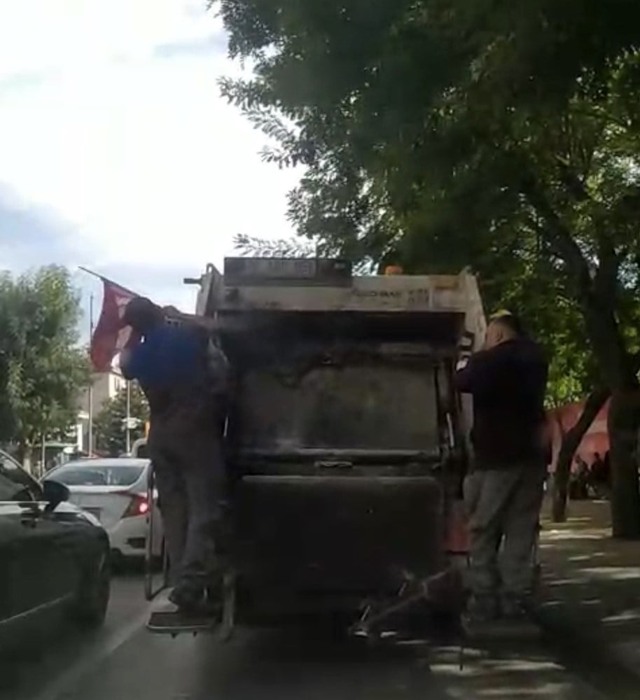 ESKİŞEHİR’DE TEMİZLİK GÖREVLİLERİ, SOKAKTA ÇÖPÜN YANINDA FARK ETTİKLERİ TÜRK BAYRAĞINI...