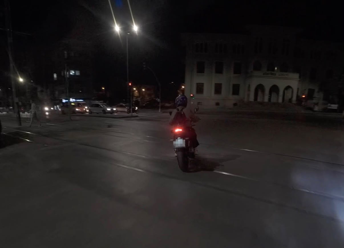 ESKİŞEHİR’DE YEŞİL IŞIK SONRASI MANEVRA YAPARKEN YOLU ŞAŞIRIP TERS YÖNE GİREN MOTOSİKLETLİNİN O...