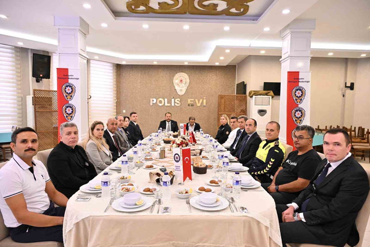ESKİŞEHİR İL EMNİYET MÜDÜRÜ YILMAZ, 19 EYLÜL GAZİLER GÜNÜ MÜNASEBETİYLE DÜZENLENEN YEMEK...