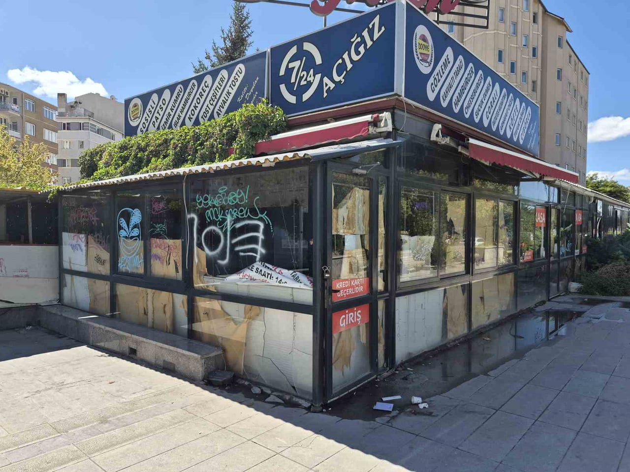 ESKİŞEHİR’İN YAYA VE ARAÇ TRAFİĞİNİN EN YOĞUN OLDUĞU NOKTALARINDAN ZÜBEYDE HANIM BULVARI ÜZERİNDE...
