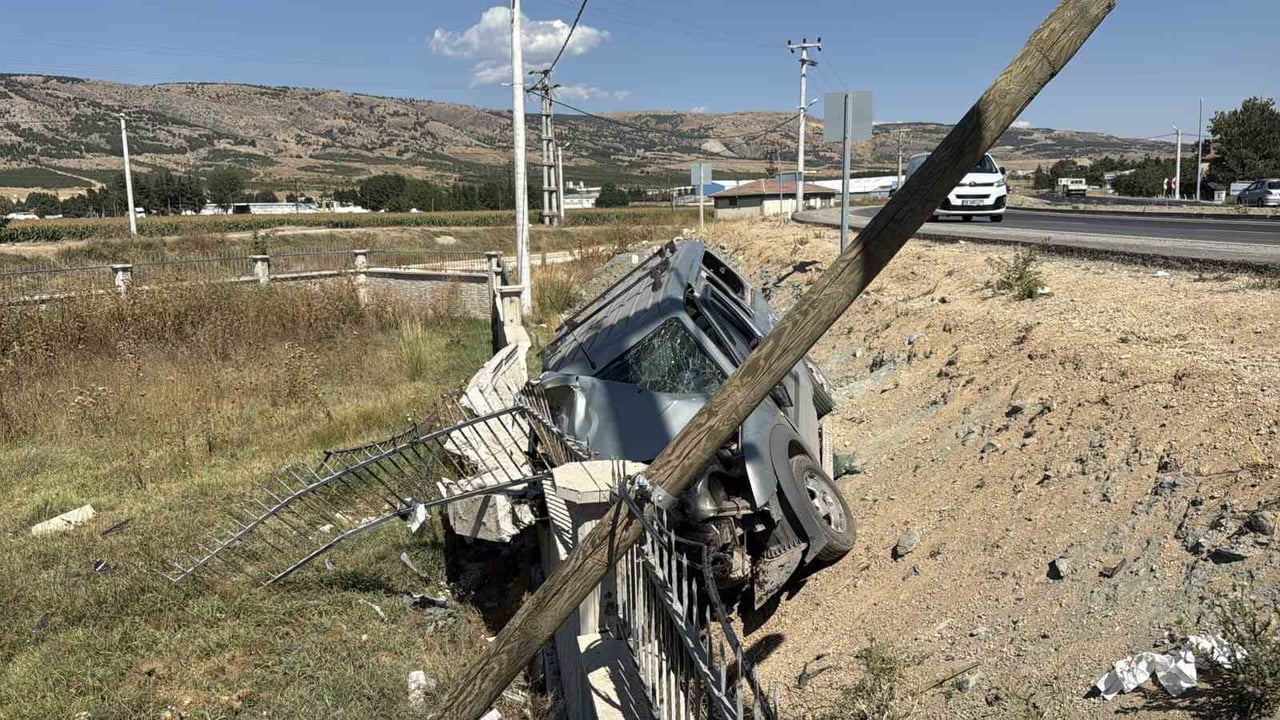 ESKİŞEHİR-SARICAKAYA KARA YOLUNDA KONTROLDEN ÇIKARAK REFÜJE DEVRİLEN HAFİF TİCARİ ARAÇTAKİ 3 KİŞİ...