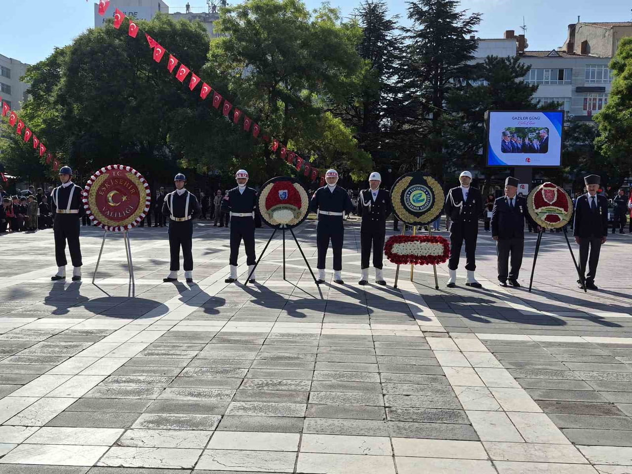 ESKİŞEHİR VALİLİĞİ MEYDANINDA DÜZENLENEN GAZİLER GÜNÜ ANMA PROGRAMI, ÇELENK SUNUMU, TÖREN...