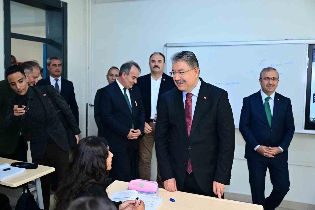 ESKİŞEHİR VALİSİ DR. ERDİNÇ YILMAZ, H. AHMET KANATLI ANADOLU LİSESİNİ ZİYARET EDEREK SINIFLARDA...