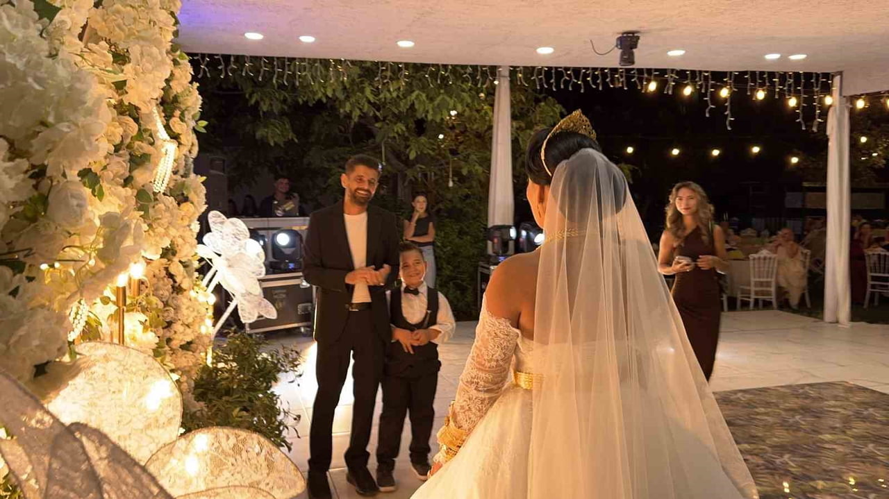 ESMA SEZEN, HEM DOĞUM GÜNÜNÜ HEM DE EŞİYLE 10'UNCU EVLİLİK YIL DÖNÜMÜNÜ AYNI GECEDE KUTLARKEN...