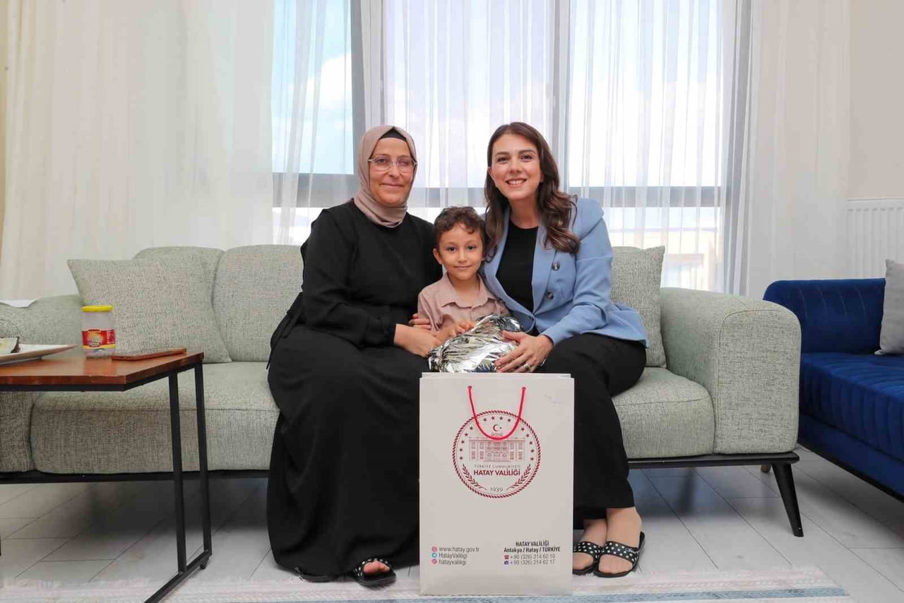 ESRA MASATLI, YÜREĞİMİZDEKİ IŞIK PROJESİ KAPSAMINDA ANTAKYA’DA AİLELERİ EVLERİNDE ZİYARET EDEREK...