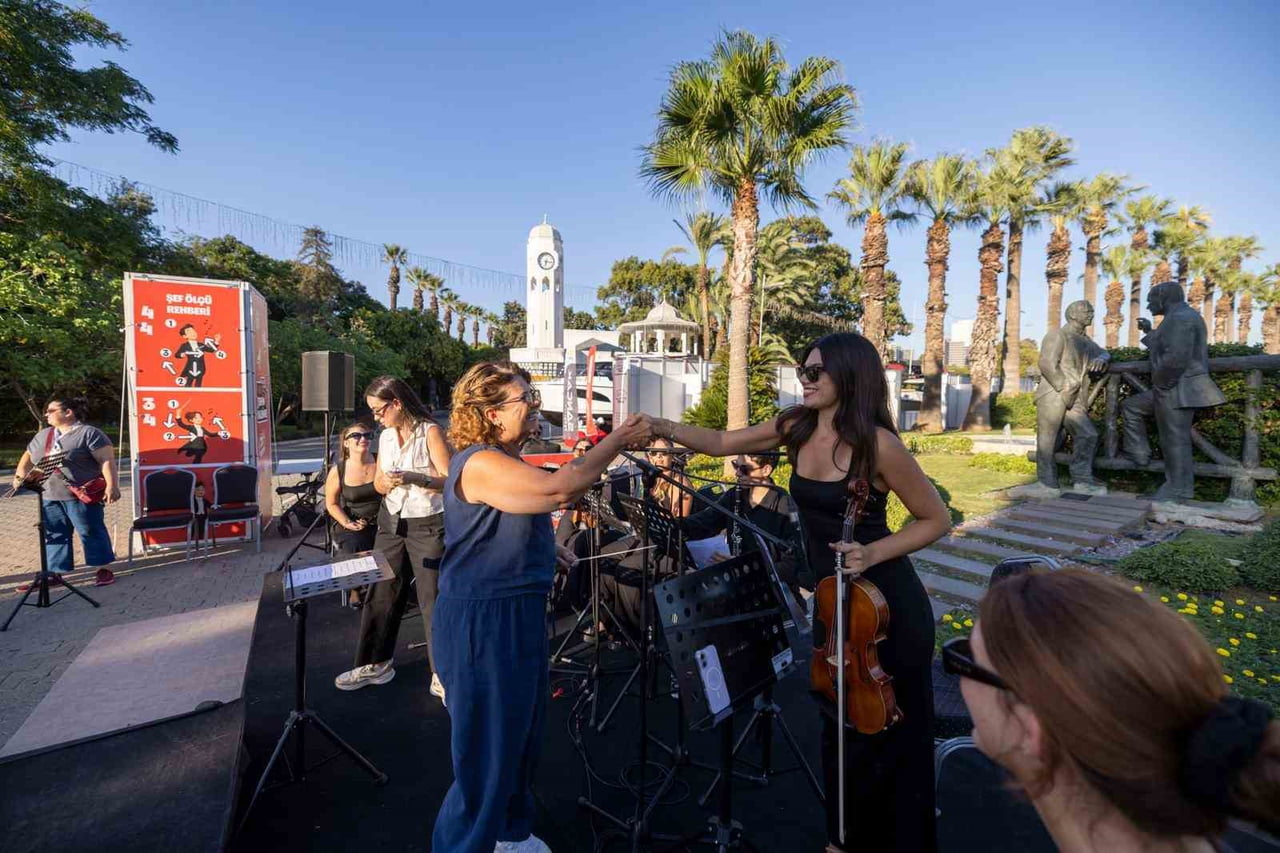 ETKİNLİĞİN RENKLİ ANLARINDAN BİRİ, MADEN MÜHENDİSİ BETÜL ALKAN'IN İLK KEZ ORKESTRA YÖNETMESİYLE...