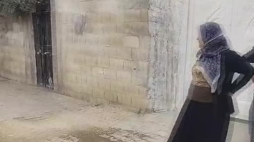 Ev sahibinin ellerini bağlayıp altın ve parasını gasp ettiler