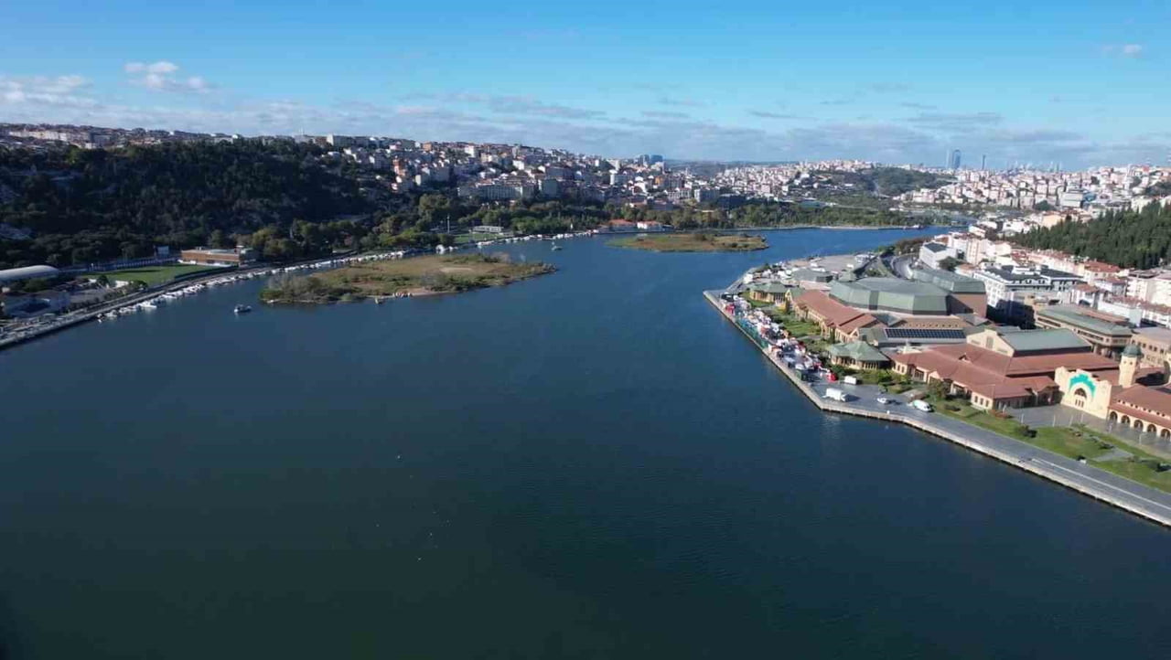 EYÜPSULTAN SAHİLİNDE GÜNLERDİR ETKİSİNİ SÜRDÜREN AĞIR KOKUNUN ARDINDAN HALİÇ'TE SUYUN RENGİNİN...