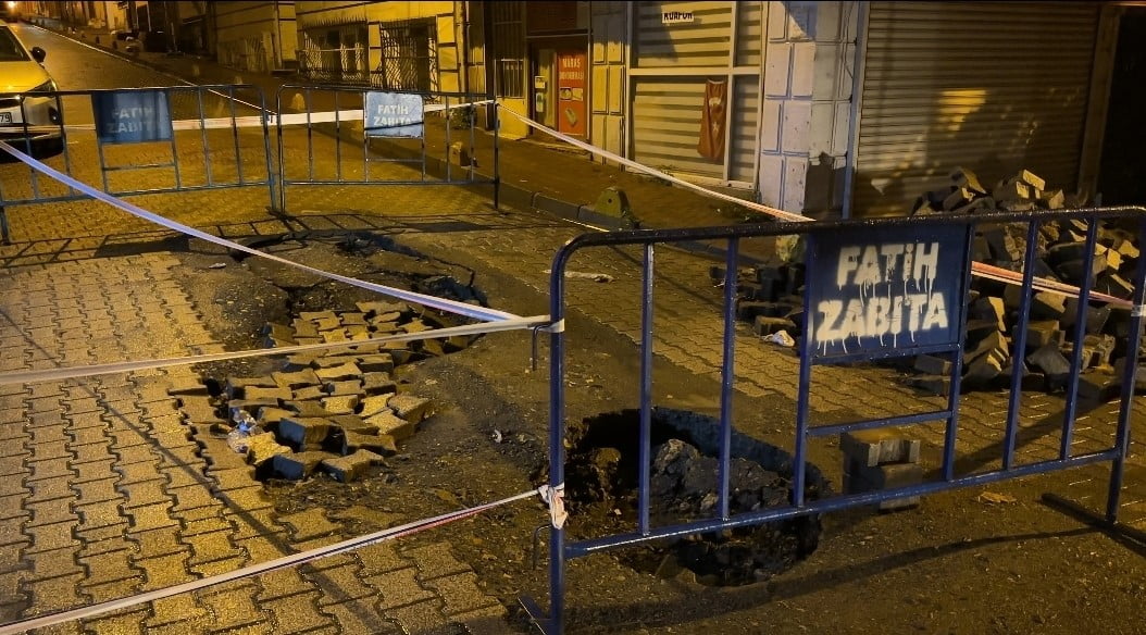 FATİH'TE YAĞMUR SONRASI YOL ÇÖKTÜ: KAMYON VE OTOMOBİL ÇUKURA GİRDİ