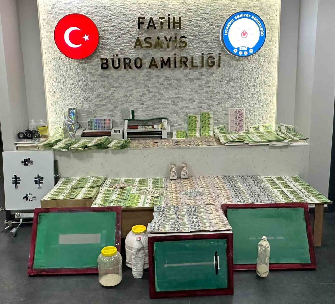 FATİH’TE DÜZENLENEN SAHTE PARA OPERASYONUNDA 963 BİN 800 SAHTE EURO, 91 BİN 100 SAHTE DOLAR VE 800...