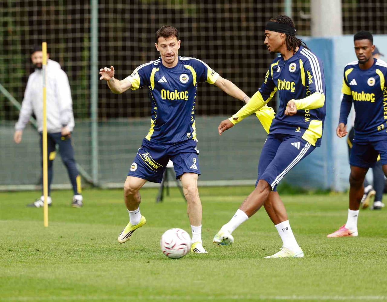 FENERBAHÇE, LİGE VERİLEN MİLLİ ARADA HAZIRLIKLARINI BUGÜN YAPTIĞI ANTRENMANLA SÜRDÜRDÜ.