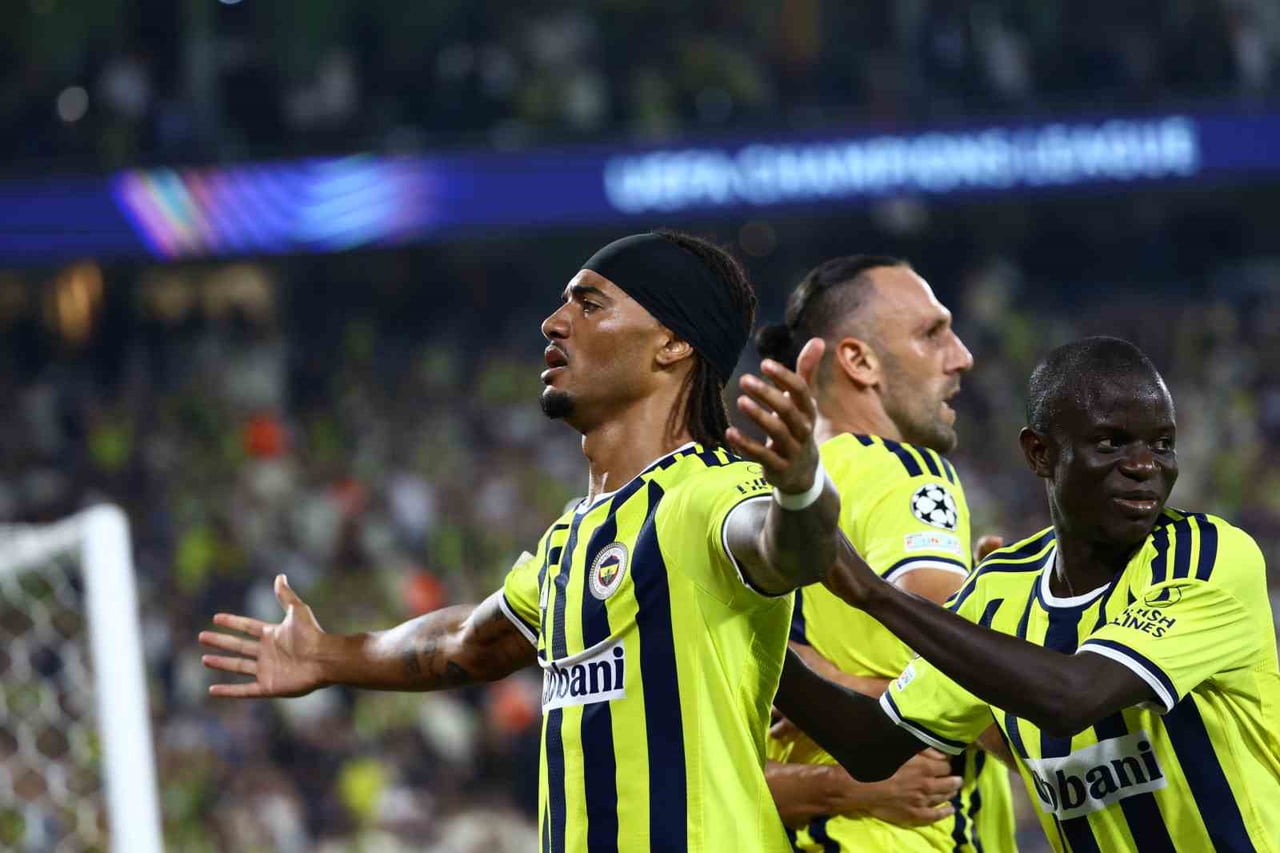 FENERBAHÇE’NİN UEFA ŞAMPİYONLAR LİGİ’NDEKİ İLK GOLÜNÜ ARCHİE BROWN KAYDETTİ.