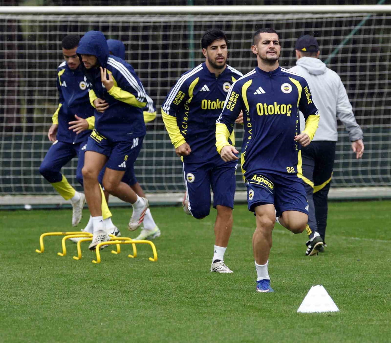 FENERBAHÇE, SÜPER LİG'E VERİLEN MİLLİ ARADA HAZIRLIKLARINI SABAH VE AKŞAM SAATLERİNDE YAPTIĞI ÇİFT...