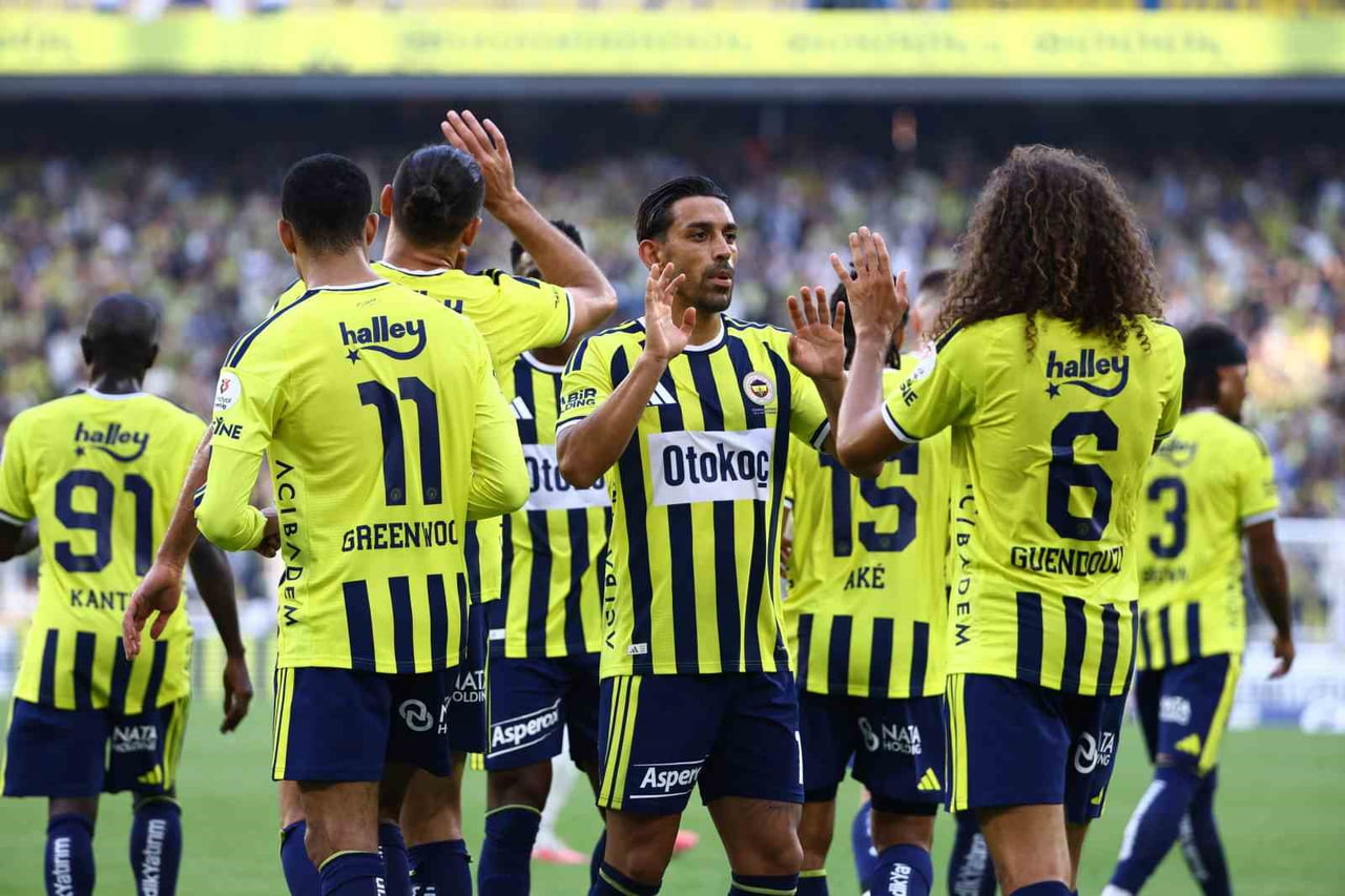 FENERBAHÇE, TRENDYOL SÜPER LİG'DE EYÜPSPOR’U 8-0 MAĞLUP EDEREK TARİHİNİN EN FARKLI GALİBİYETİNE...
