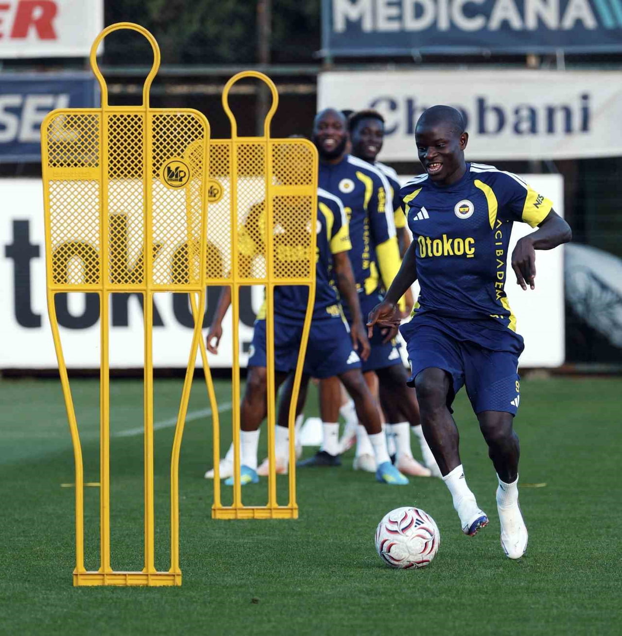 FENERBAHÇE YARIN AKŞAM SAHASINDA BEŞİKTAŞ İLE OYNAYACAĞI DERBİ MAÇININ HAZIRLIKLARINI AKŞAM...