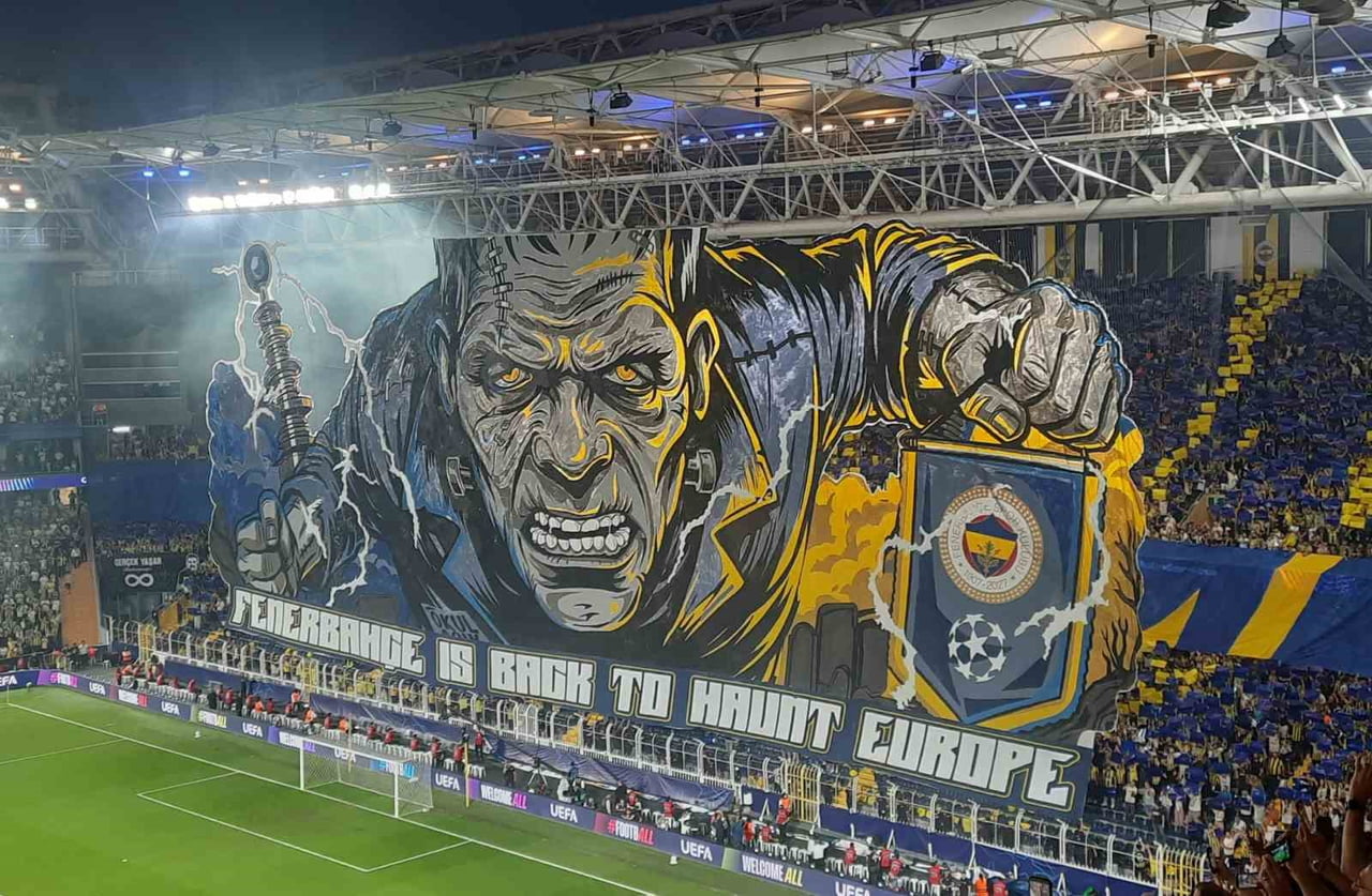 FENERBAHÇELİ TARAFTARLAR, ROMA İLE OYNANAN UEFA ŞAMPİYONLAR LİGİ MAÇINA ÖZEL KOREOGRAFİ...