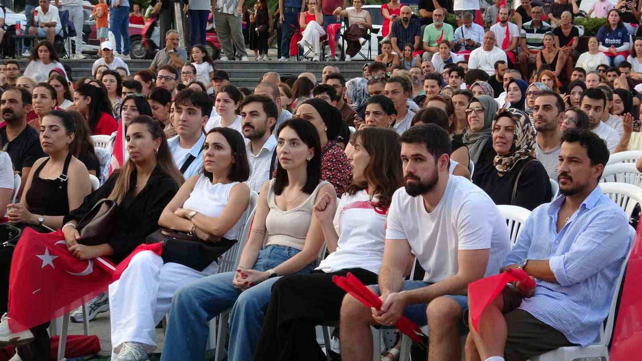 FİLENİN SULTANLARI’NIN FİNAL HEYECANI KARTAL’DA MEYDANLARA TAŞINDI