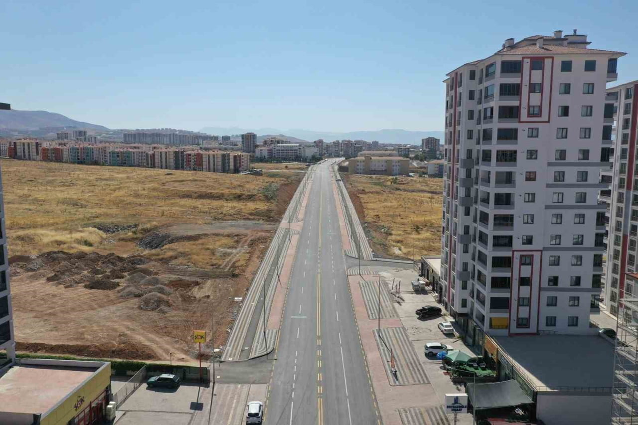 FİLİSTİN CADDESİ YENİLENDİ