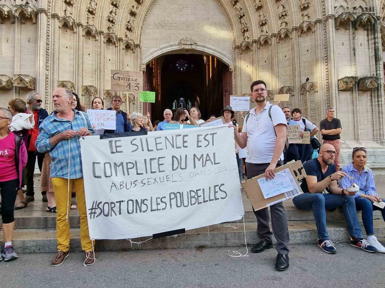 FRANSA'DA KİLİSE TARAFINDAN CİNSEL İSTİSMARA UĞRAYAN YAKLAŞIK 2 BİN KİŞİYE 44 MİLYON EURO...