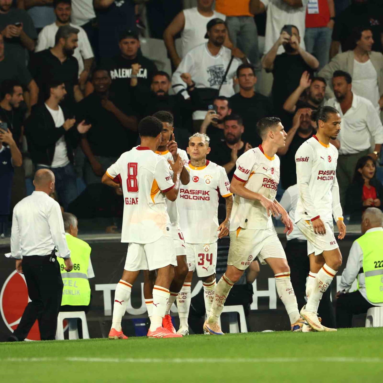 GALATASARAY, BAŞAKŞEHİR GALİBİYETİYLE LİGDEKİ YENİLMEZLİĞİNİ 4 MAÇA YÜKSELTTİ VE PUANINI 10...