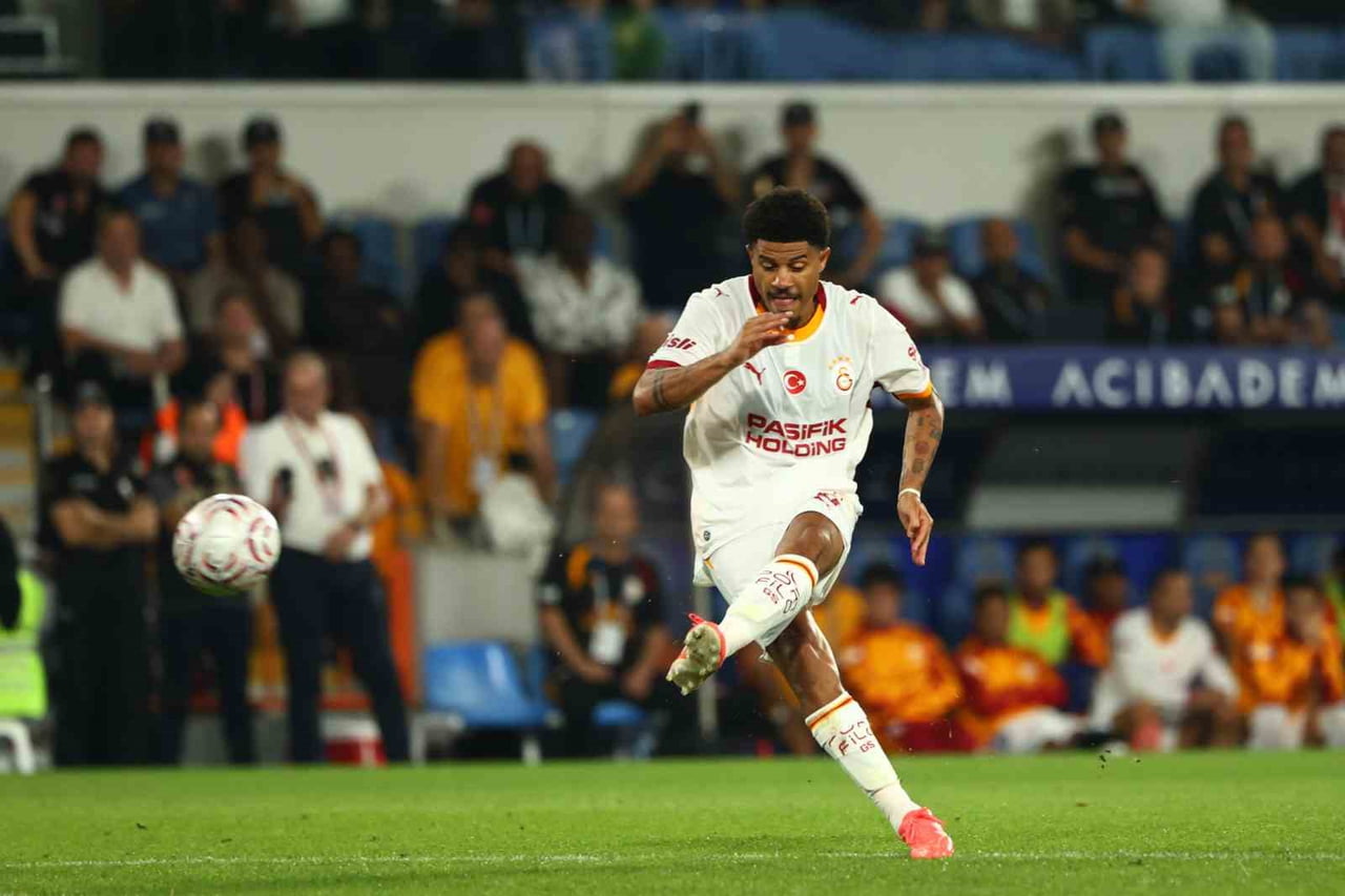 GALATASARAY’IN BREZİLYALI FUTBOLCUSU GABRİEL SARA, BAŞAKŞEHİR MAÇINDA GALİBİYET GOLÜNÜ ATARKEN, BU...