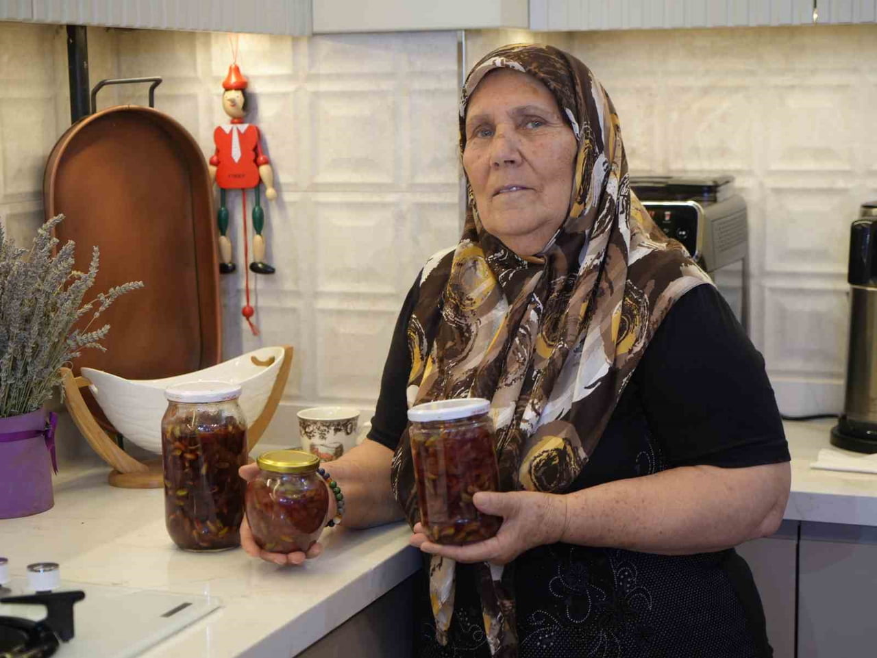 GASTRONOMİ KENTİ GAZİANTEP'TE 73 YAŞINDAKİ REYZAN DİRMİLLİ, ÇÖPE GİDEN ANTEP FISTIĞI KABUKLARINI...