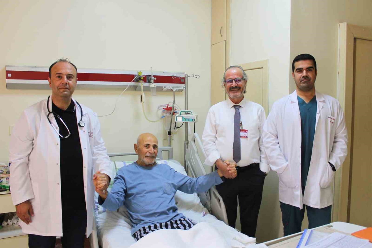GAÜN HASTANESİ’NDE 83 YAŞINDAKİ HASTAYA ZORLU AORT AMELİYATI