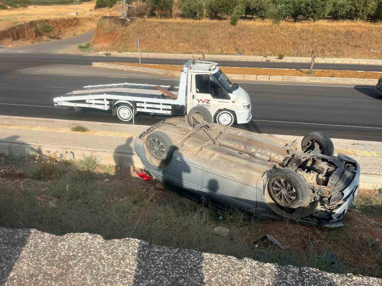 GAZİANTEP'İN İSLAHİYE İLÇESİNDE KONTROLDEN ÇIKAN OTOMOBİL KALDIRIMA UÇARAK TERS DÖNDÜ. KAZADA...
