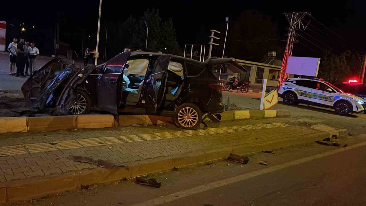 GAZİANTEP'İN İSLAHİYE İLÇESİNDE KONTROLDEN ÇIKTIKTAN SONRA SAVRULARAK KARŞI ŞERİDE UÇAN OTOMOBİLİN...