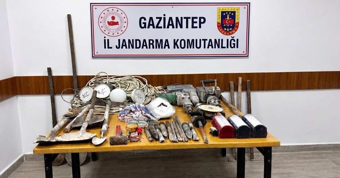 GAZİANTEP'İN NURDAĞI İLÇESİNDE ORMANLIK ALANDA DEFİNE BULMAK AMACIYLA İZİNSİZ KAZI YAPTIĞI TESPİT...